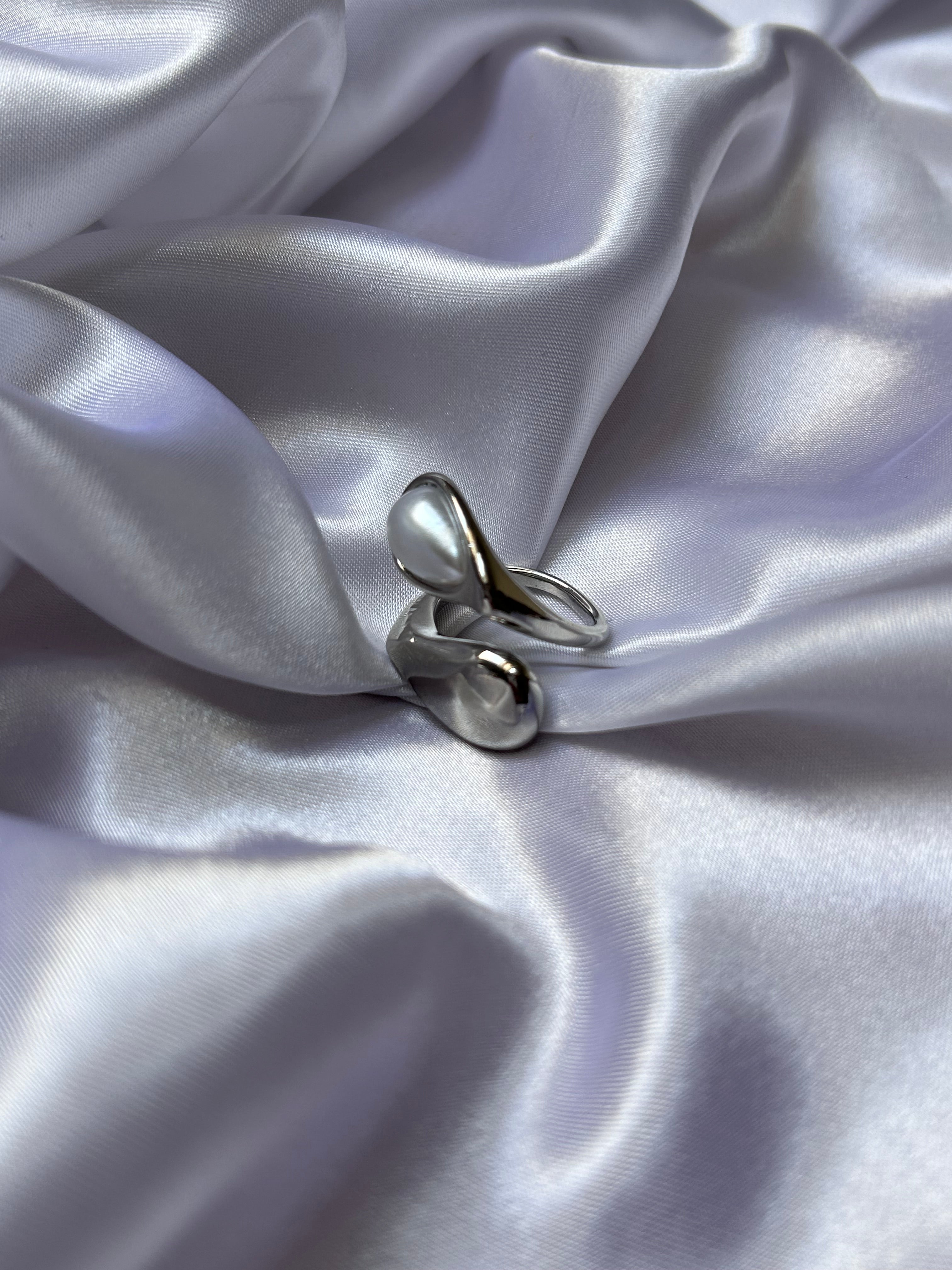 LUNA PEARL RING